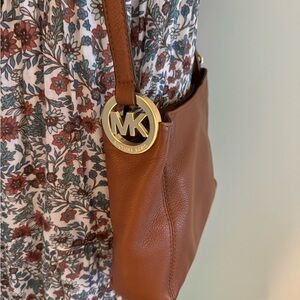 Michael Kors shoulder purse, zipper closure